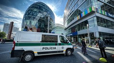 Panika v Bratislave. Známe nákupné centrum prehľadávali policajti aj so psovodom