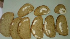 Toto mali jesť? Neuveríte, čo našli zapečené v chlebe