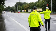 Korupcia na dopravnom inšpektoráte v Lučenci. Policajtka mala brať úplatky za vrátenie vodičákov