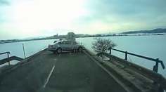 Polícia zverejnila video z nehody, ktorú nikto nenahlásil: Kto pri predbiehaní pochybil?