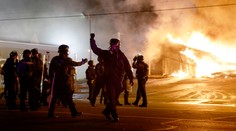 Pri nepokojoch vo Fergusone zatkli až 61 výtržníkov