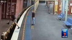 Prežila takmer nemožné: Skákala na idúci vlak a skončila pod ním na koľajniciach