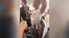 VIDEO: Všetko je od krvi, snažil sa zavraždiť pilota. Zábery z letu FlyDubai zachytávajú, čo sa dialo v kokpite