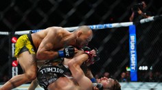 Obhajoval Hitlera, súper mu priniesol glóbus. Porážku kontroverzného bojovníka privítali všetci