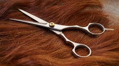 Neznámy muž strihá v pražských električkách ženám vlasy