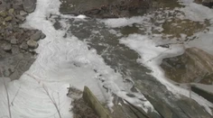 V potoku majú bielu penu už niekoľko dní. Ľudia v dedine sa boja o svoje zdravie