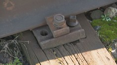 Časovaná bomba na Záhorí? Na železničnej trati sú popraskané staré podvaly, skrutky chýbajú alebo sú uvoľnené