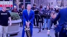 Nevydarený trik na skateboarde sa skončil úderom do rozkroku. Klip so šéfom Pentagónu baví sociálne siete