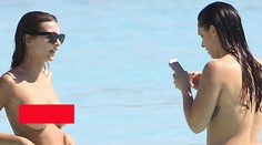 Chodila po pláži hore bez, jej polonahú kamarátku si nikto nevšimol