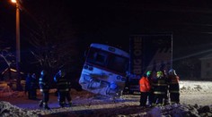 VIDEO: V Podvysokej sa zrazil kamión s osobným vlakom, ktorý sa potom vykoľajil