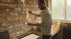 Bývalý bankár ručne vyrába papier, všetky suroviny pestuje v záhrade