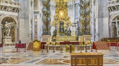 VIDEO: Svätú stolicu pobúrilo znesvätenia Baziliky s. Petra. Muž močil na oltár, pri ktorom pápež slávi omšu