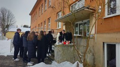 FOTO: Pred gymnáziom už horia sviečky. Študenti si prišli uctiť obete krvavého útoku