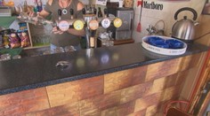 Akčná čašníčka nezaváhala ani sekundu: Spoza výčapného pultu sa pustila rovno za zlodejom