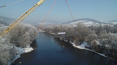 Precízna stavba za pomoci najväčšieho žeriavu na Slovensku: Tony ocele spojili brehy Váhu