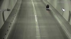 Vidíte dobre. Dôchodca na elektrickom vozíku prešiel dvojkilometrovým tunelom