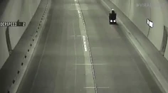 Vidíte dobre. Dôchodca na elektrickom vozíku prešiel dvojkilometrovým tunelom