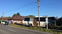 V Haliči havaroval autobus s 13 cestujúcimi, skončil v záhrade rodinného domu