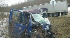 Zrážku s kamiónom na východe neprežil vodič dodávky, tá skončila mimo cesty