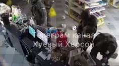 VIDEO: Ruskí vojaci vyrabovali čerpaciu stanicu. Prišli na tanku a brali všetko, čo im prišlo pod ruku