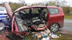 Mladík (18) nezvládol zákrutu a v rýchlosti narazil do stĺpa. Z jeho auta zostal iba vrak