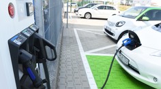 Európske automobilky si môžu vydýchnuť. Brusel zmäkčuje pravidlá prechodu na elektromobilitu
