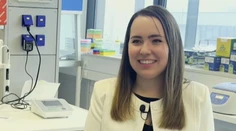 Talentovaná vedkyňa v oblasti biomedicíny. Sarah sa podieľa na svetovom výskume Alzheimerovej choroby