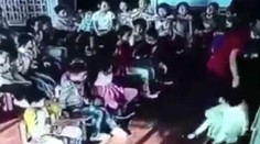 VIDEO: Učiteľka v škôlke schmatla päťročné dievčatko a hodila ho o tabuľu