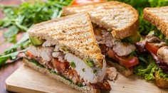 Sendvič s kuracím mäsom, slaninkou a zeleninou