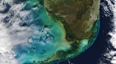 Ako obrovský nápis na nebi. NASA ukázala fotku nezvyčajných oblakov nad Mexickým zálivom