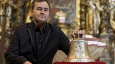 Je najmladším zvonárom na Slovensku. Jeho zvon dostal aj pápež František