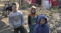 Rodine s tromi deťmi vyhorel celý dom. A dostali aj pokutu