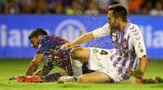 FOTO: Barcelona hrala na otrasnom trávniku, Suarez to názorne ukázal