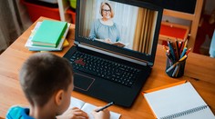 Školy zostávajú zatvorené, študenti sa do lavíc vrátia najskôr 8. februára