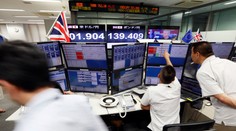 Šok na finančných trhoch. Britská libra padá na kolená