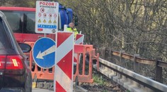 Pod Strečno sa opäť vracajú cestári. Až do leta budú každý deň pracovať na zosunutej ceste