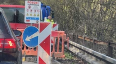 Pod Strečno sa opäť vracajú cestári. Až do leta budú každý deň pracovať na zosunutej ceste