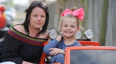 Dievčatko zo dňa na deň ochrnulo. Matka tvrdí, že za to môže jej obľúbená rybacia pochúťka