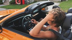 Bývalá superstaristka opäť na kastingu. Prišla v spoločnosti tohto krásavca