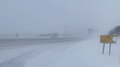 Biela tma na D1 a veľmi silný vietor. Polícia varuje vodičov naprieč Slovenskom