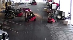 VIDEO: Skladníci obkľúčili zlodejov vysokozdvižnými vozíkmi: Dostali ich do pasce