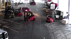 VIDEO: Skladníci obkľúčili zlodejov vysokozdvižnými vozíkmi: Dostali ich do pasce