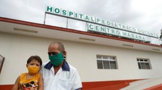 Prvá krajina na svete začala proti koronavírusu očkovať batoľatá