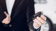 Je zamknuté a ovládač vybitý. Ako sa v prípade núdze dostanete do auta s bezkľúčovým otváraním