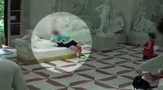 VIDEO: Turista sa chcel odfotiť so sochou, no poškodil ju. Odkráčal, akoby sa nič nestalo