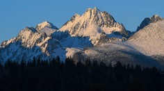 Muž počas výstupu na Rysy stratil rovnováhu a strhol pár. Dvojica napriek 250-metrovému pádu zázrakom prežila
