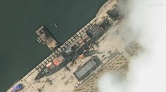 Najväčšia vojenská loď KĽDR sa rozpadla pri spúšťaní na vodu. Fiasku sa osobne prizeral aj diktátor Kim