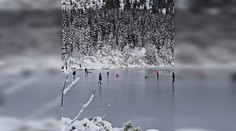 VIDEO: Zimné radovánky alebo hazard so životom? Zamrznutá hladina tatranského plesa prilákala turistov