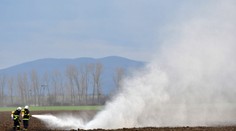 Traktorista zažil pri oraní poriadny šok. Spod jeho pluhu zrazu začal zo zeme unikať plyn