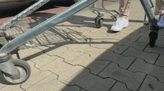 Prečo sa nákupný vozík zrazu zastaví? Niektoré obchody zavádzajú nevídanú novinku